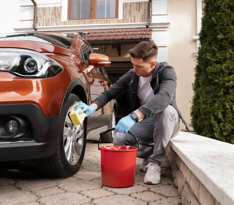 Lavage auto à domicile Theuville : professionnel intervenant sur un véhicule